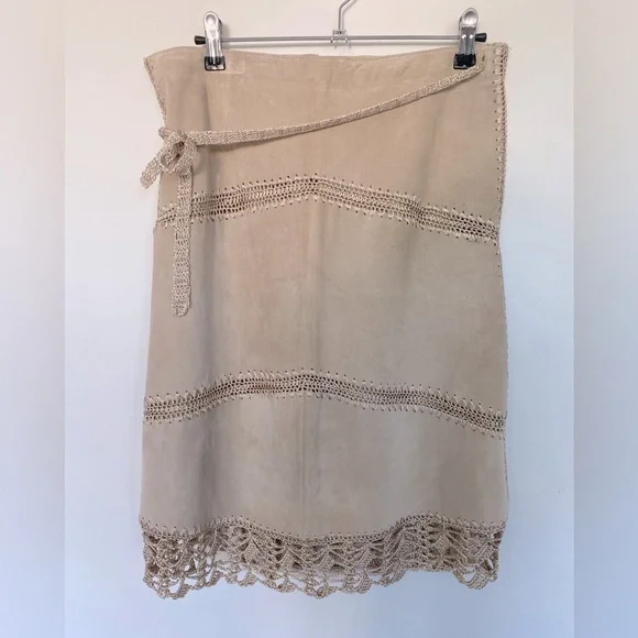 Tan suede a line skirt with crochet hem and belt size 4. Vintage Arden B. - Picture 2 of 6